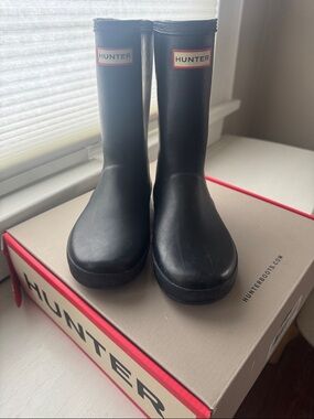 Hunter Navy Matte Kids Classic Rain Boots. US size 13